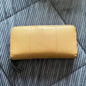 Tommy Hilfiger Tan Wallet